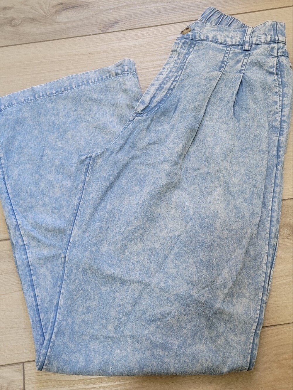 Central Park West Women's High Waist Acid Wash Pleated Lightweight Jeans XS Blue